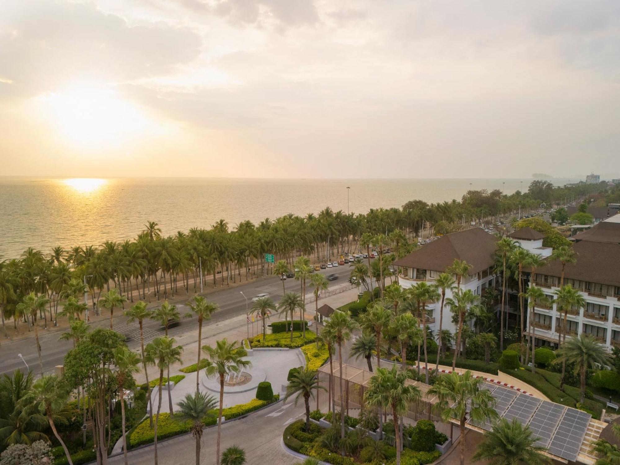 The Tide Resort Bang Saen Bagian luar foto